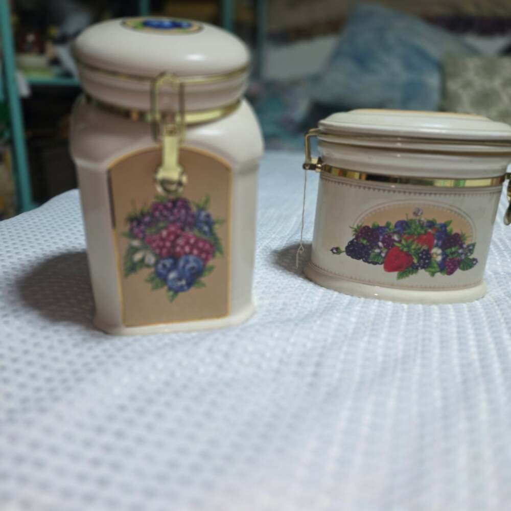 KNOTTS BERRY FARM SET OF 2 CANISTER SET VINTAGE